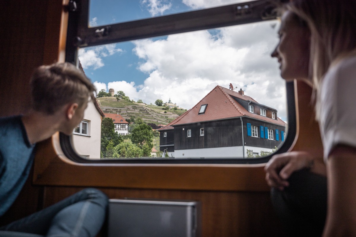 Lößnitzgrundbahn - Vorbeifahrt an den Radebeuler Weinhängen &copy; Philipp Herfort Photography
