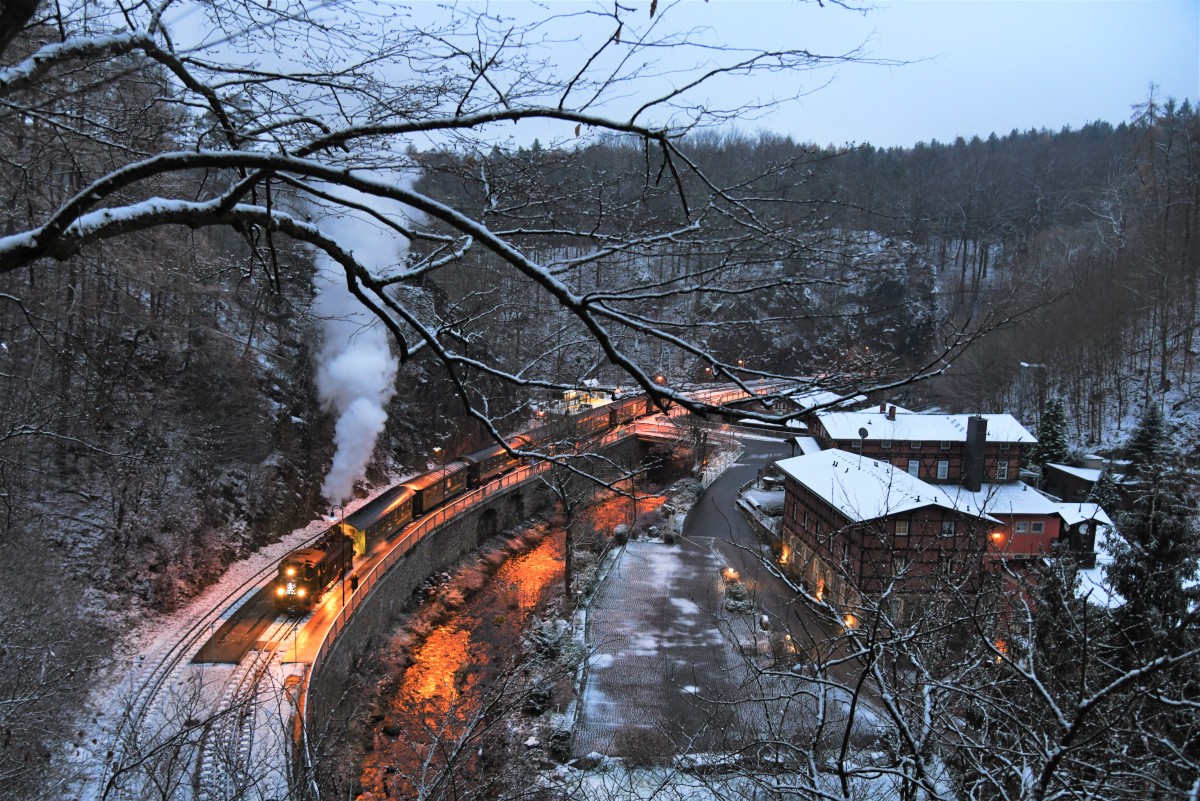 Dampfzug der Weißeritztalbahn zur Adventszeit im verschneiten Bahnhof Rabenau. &copy; Christian Sacher / Dresden