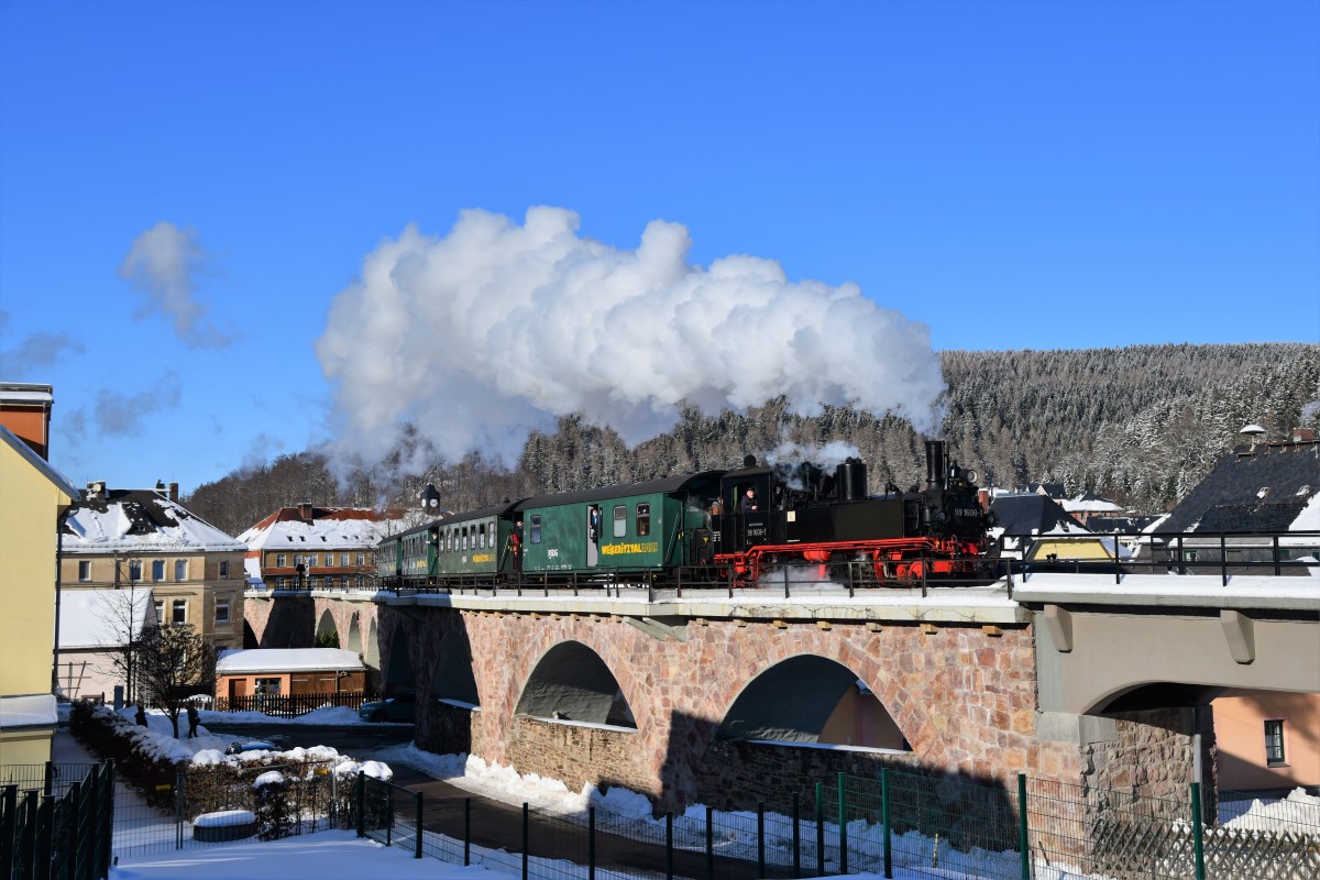 Dampfzug der Weißeritztalbahn auf dem Viadukt in Schmiedeberg im Osterzgebirge.  &copy; Christian Sacher / Dresden