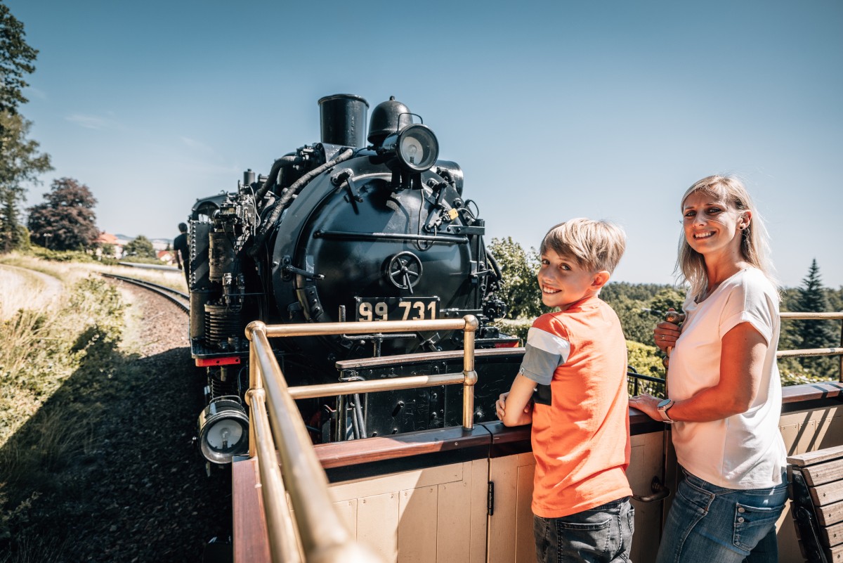 Cabrio-Feeling bietet die Zittauer Schmalspurbahn in den Sommermonaten, wenn die offenen Aussichtswagen in den Dampfzügen eingereiht sind.  &copy; Philipp Herfort Photography