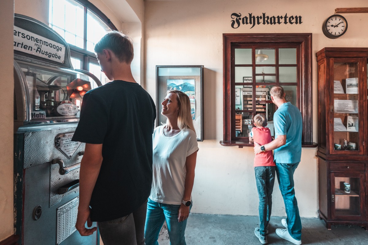 Der Museumsbahnhof Bertsdorf an der Zittauer Schmalspurbahn wird vom Interessenverband der Zittauer Schmalspurbahnen e.V. unterhalten.  &copy; Philipp Herfort Photography
