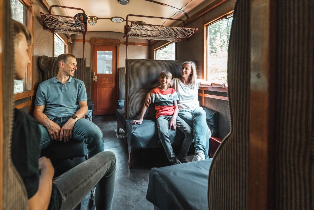 Unterwegs mit dem historischen Reichsbahnzug der Zittauer Schmalspurbahn mit Fahrzeugen aus der Zeit der Goldenen Zwanziger Jahre und um 1930. &copy; Philipp Herfort Photography