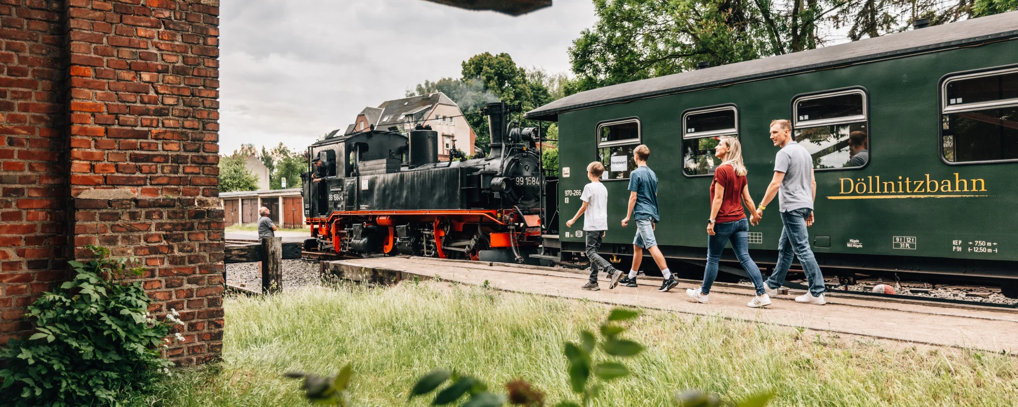 Dampfzug der D&ouml;llnitzbahn im Endbahnhof Glossen