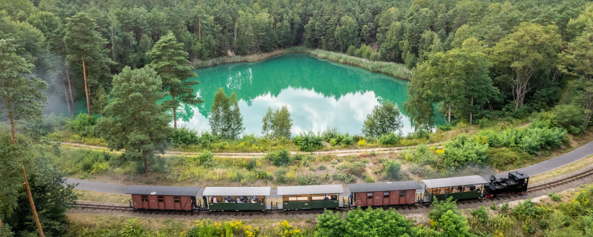 Waldeisenbahn Muskau auf der Fahrt in Richtung Kromlau