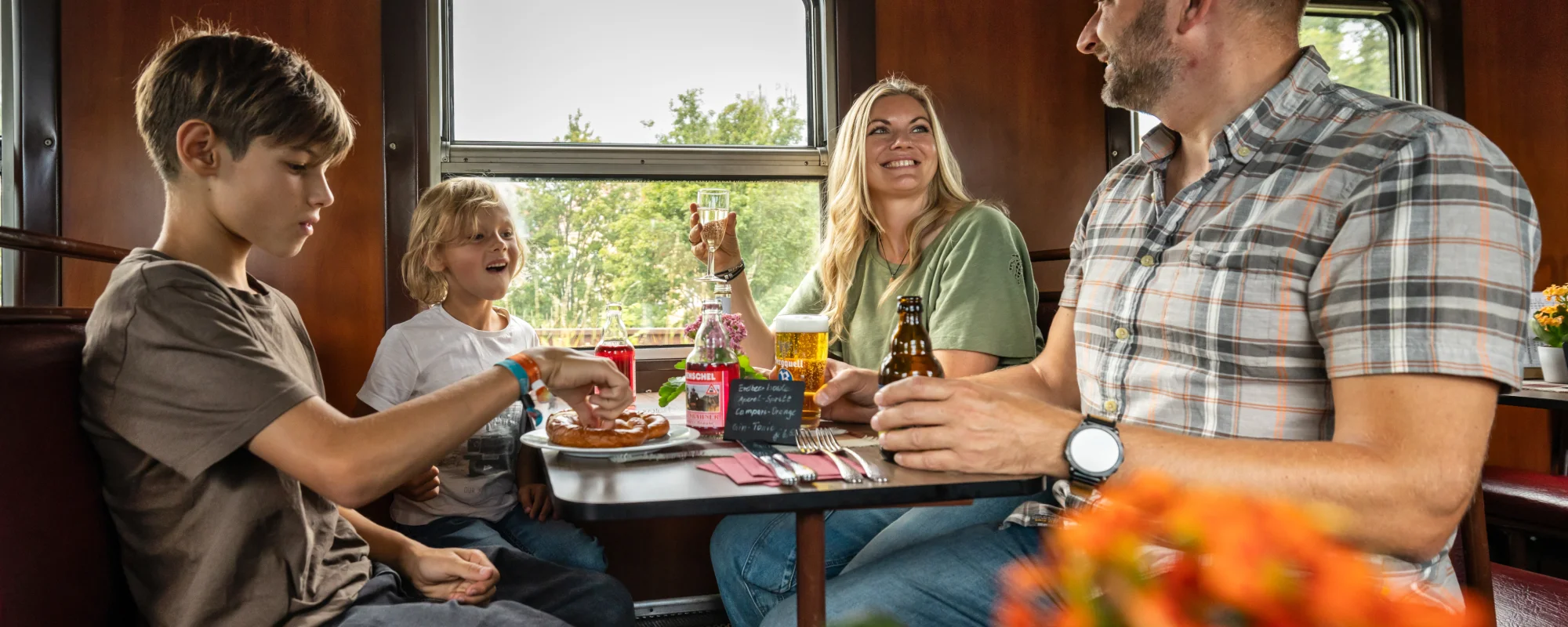 Im Speisewagen der Zittauer Schmalspurbahn unterwegs.