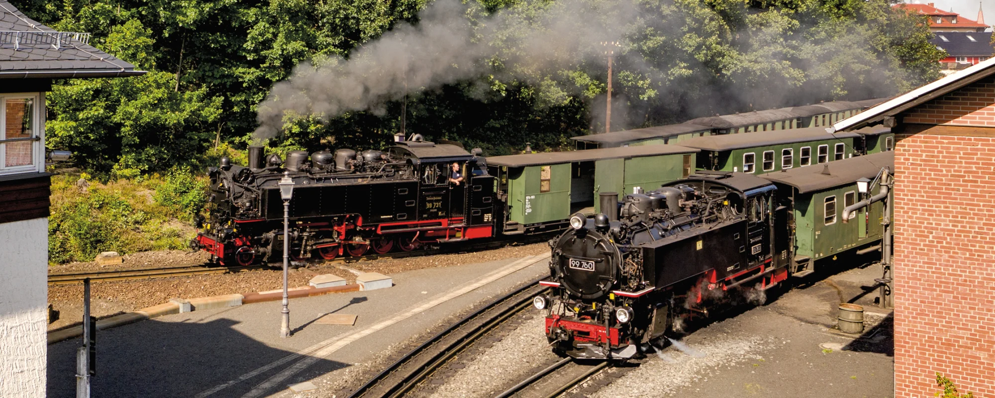Doppelausfahrt zweier Dampfz&uuml;ge im Bahnhof Bertsdorf an der Zittauer Schmalspurbahn