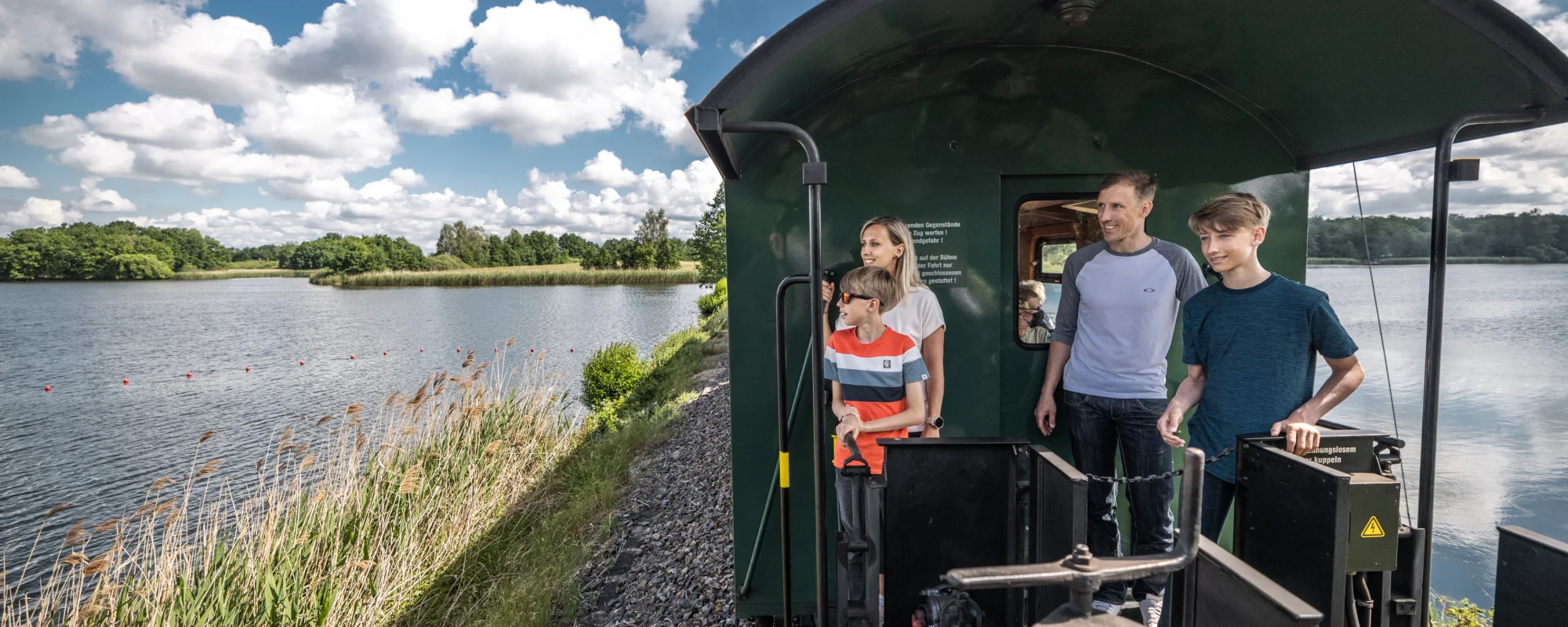 Dampfzug der L&ouml;&szlig;nitzgrundbahn bei der Fahrt auf dem Damm &uuml;ber den Dippelsdorfer Teiche